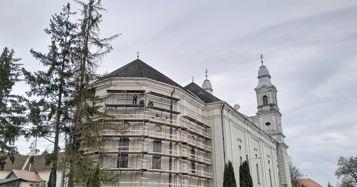 Tatarozzák a csíksomlyói kegytemplomot